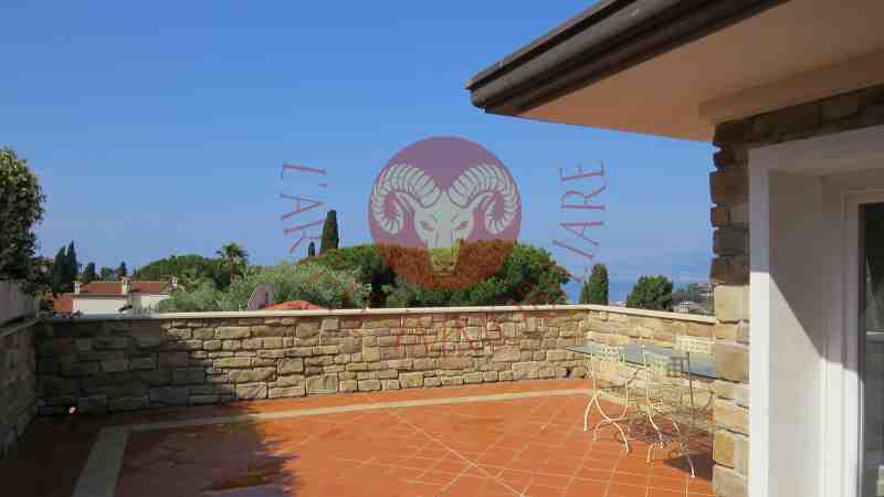 Terrazza fronte salone al piano terra